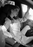 楊穎豪車內(nèi)拍珠寶大片 長卷發(fā)搭淺色外套氣場全開
