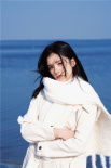 張婧儀海邊大片曝光 白色圍巾點燃溫暖冬日戀歌