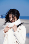 张婧仪海边大片曝光 白色围巾点燃温暖冬日恋歌