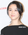 湯唯出席韓國影評獎頒獎禮 露背禮服優(yōu)雅大方女人味十足