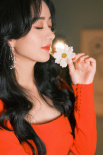 港風(fēng)美人！趙麗穎復(fù)古寫真 大波浪配紅裙大秀美腿