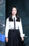 宋慧乔学院风现身新剧发布会 暗黑少女范儿十足