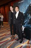 《天龍八部之喬峰傳》香港首映 甄子丹攜妻子登場