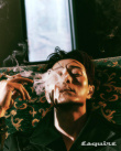 熟男氣質(zhì)拿捏！鄭成日拍畫報 煙霧繚繞間眼神迷離