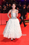 第73届柏林电影节开幕 小K穿云朵白裙海瑟薇性感美艳