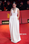 影片《果尔达》柏林首映 主演海伦·米伦金发迷人