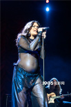 “结石姐”Jessie J伦敦开唱 挺孕肚不碍激情演唱
