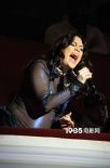 “結(jié)石姐”Jessie J倫敦開(kāi)唱 挺孕肚不礙激情演唱