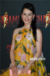 华裔演员刘玉玲现身《沙赞2》罗马首映 黄色长裙亮眼吸睛