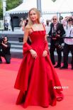 大表姐穿似火红裙亮相戛纳 穿人字拖走红毯超可爱