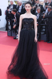 肤如凝脂！刘诗诗着抹胸黑曜石纱裙亮相戛纳红毯
