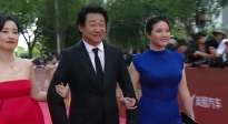 华表奖红毯，王景春全程被姐姐们“绑架”