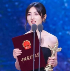 张子枫荣获第十九届华表奖优秀女演员