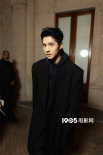 大背頭+黑風衣！劉昊然巴黎看秀 All Black酷帥有型