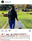 周杰伦晒与三胎女儿数张合影 大手牵小手画面温馨
