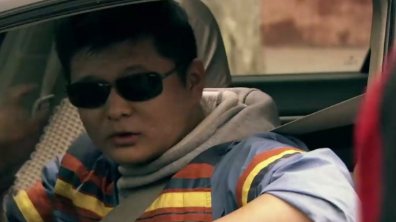 男孩为了七块洗车费 竟追着车跑了几公里？