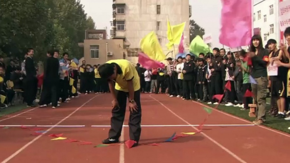 男孩因个子矮被嘲笑 怎料长跑比赛拿了第一