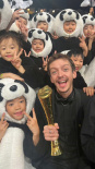 《波斯语课》男主获金熊猫奖 现场与成龙握手互动