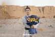 《唐朝诡事录之西行》杀青！主创抱花束沙漠合影