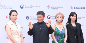 范伟凭《漫长的季节》现身首尔领奖 与崔岷植同框