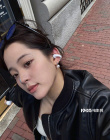 歐陽娜娜分享留學生活隨拍 皮衣配牛仔褲熱辣甜美