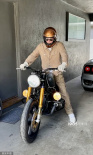 布拉德·皮特獲贈(zèng)定制摩托車 與“玩具”酷帥合照