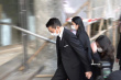 刘德华送别父亲神情哀伤难掩悲痛 一家三口罕同框
