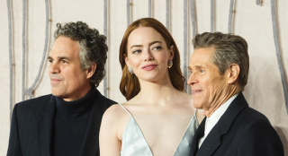 《可怜的东西》放映 石头姐胸前大V裸露性感撩人_好莱坞_电影网_1905.com