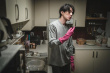 《杀人者的购物中心》曝剧照 李栋旭当爹又当妈