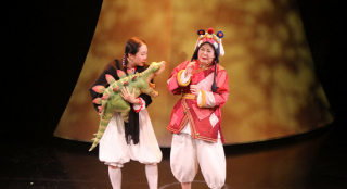 刘天池戏剧社新作首演 关悦罕见露面分享育儿心得