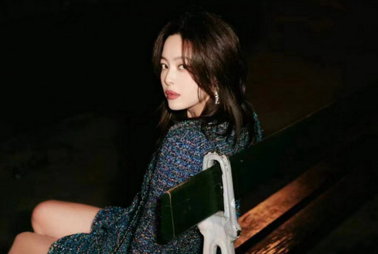 李李来了!辛芷蕾亮相巴黎时装周 穿顶级高定套装