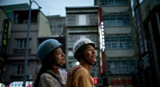 《青春18×2》曝剧照 许光汉、清原果耶同游台南