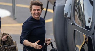 《碟中谍8》复工 飞人阿汤哥驾驶直升机奔赴片场_好莱坞_电影网_1905.com