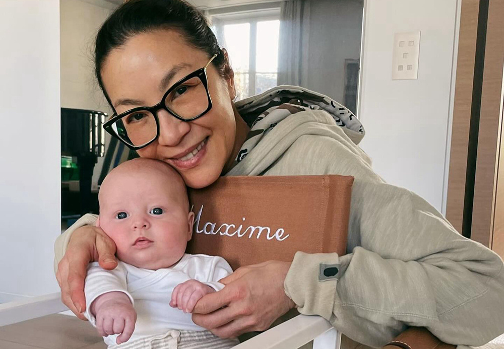 奶奶的新“挂件”!61岁杨紫琼狂晒与爱孙合照