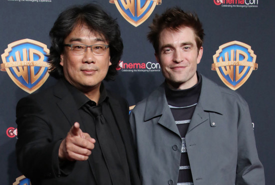 罗伯特·帕丁森同框奉俊昊 宣传新片《米奇17》