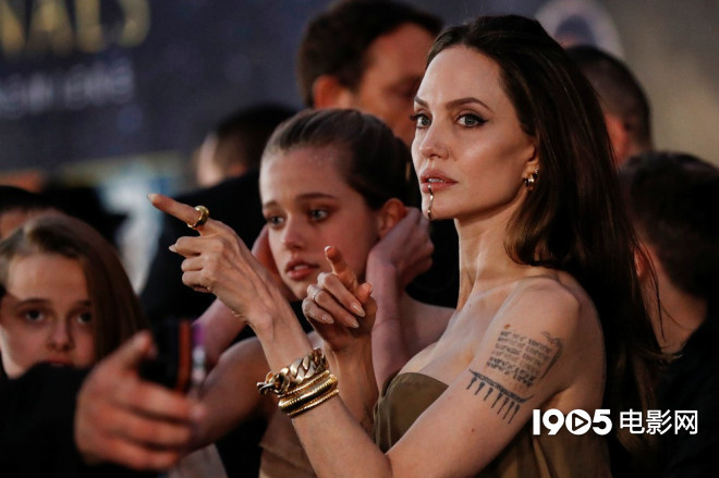 投入皮特怀抱!亲闺女离家 惹安吉丽娜·朱莉不满