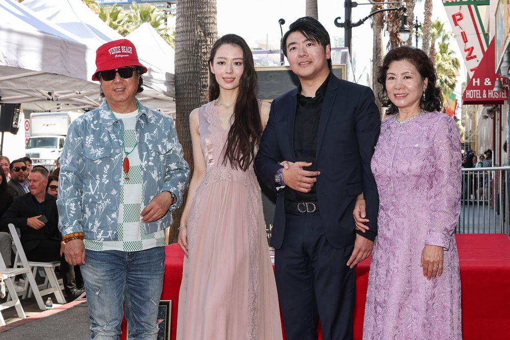郎朗好莱坞星光大道留星 父母及爱妻吉娜出席仪式