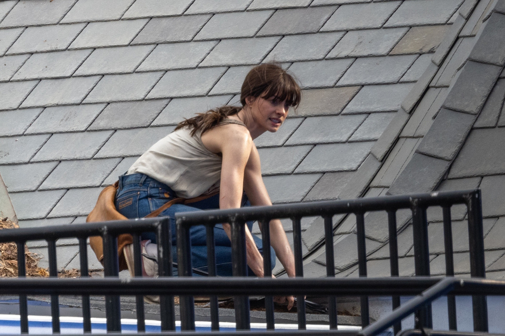 《鲜花谷街》棚内拍摄路透!安妮·海瑟薇房顶奋战