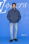 孔刘、王嘉尔、赤楚卫二等现身巴黎男装周观秀