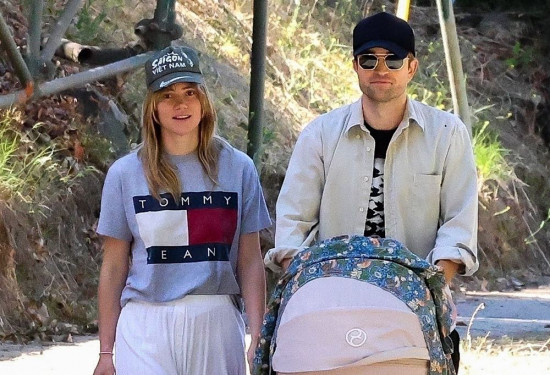 罗伯特·帕丁森和女友带女儿外出 享受家庭时光！