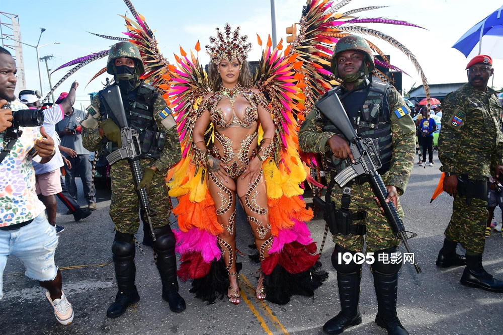 女企业家回巴巴多斯!蕾哈娜穿珠宝比基尼惊艳四座