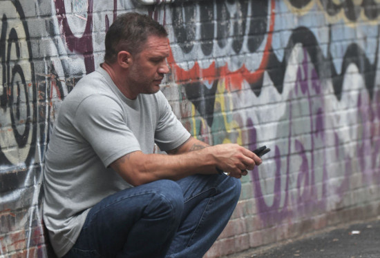 汤姆·哈迪现身《毒液3》纽约片场 松弛感满满!