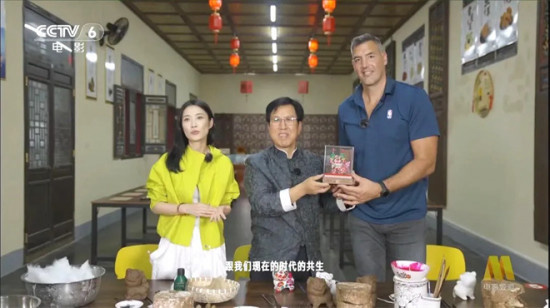 电影频道NBA文化交流节目 路易斯·斯科拉尝试泥塑