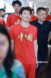 潘展樂、汪順等中國游泳隊(duì)隊(duì)員回國 落地上海基地