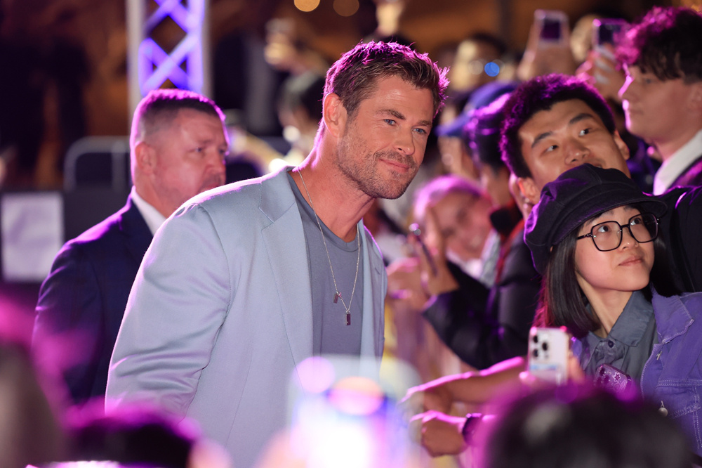 《变形金刚:起源》悉尼首映式 锤哥携妻儿亮相!