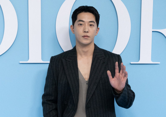 奶狗变狼狗！南柱赫退伍5天 首秀亮相巴黎时装周