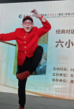 六小龄童现身武汉签名售书 表演“猴戏”风采依旧