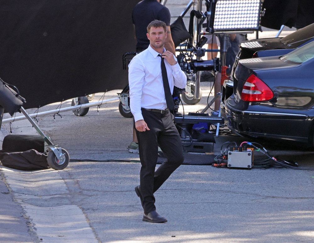 最帅持枪抢劫犯！锤哥马克叔《犯罪101》曝路透