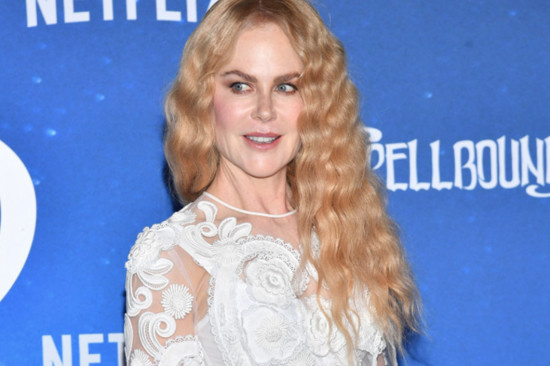 优雅妩媚！妮可·基德曼白色蕾丝裙亮相新片首映