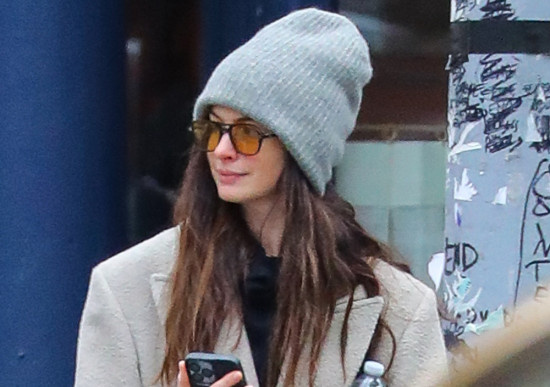 安妮·海瑟薇现身街头 穿双排扣长款风衣潇洒随性